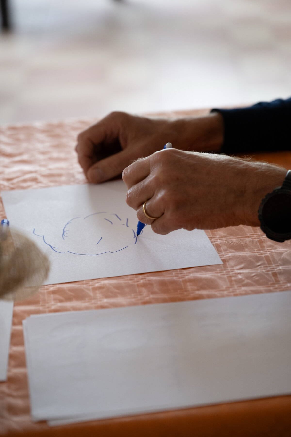 Due persone disegnano insieme sullo stesso foglio
