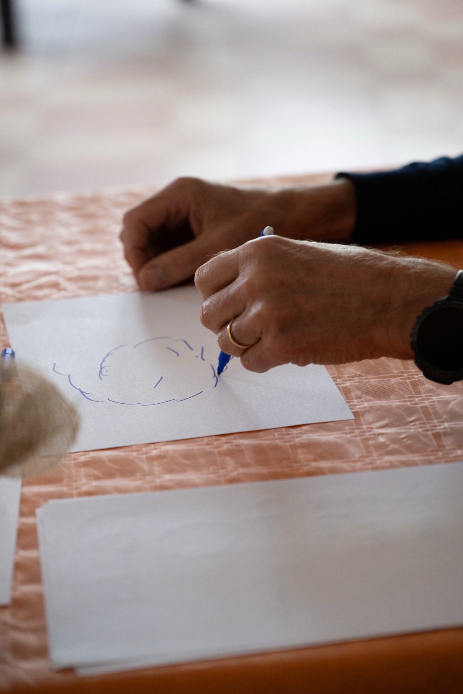Mani che disegnano su un foglio